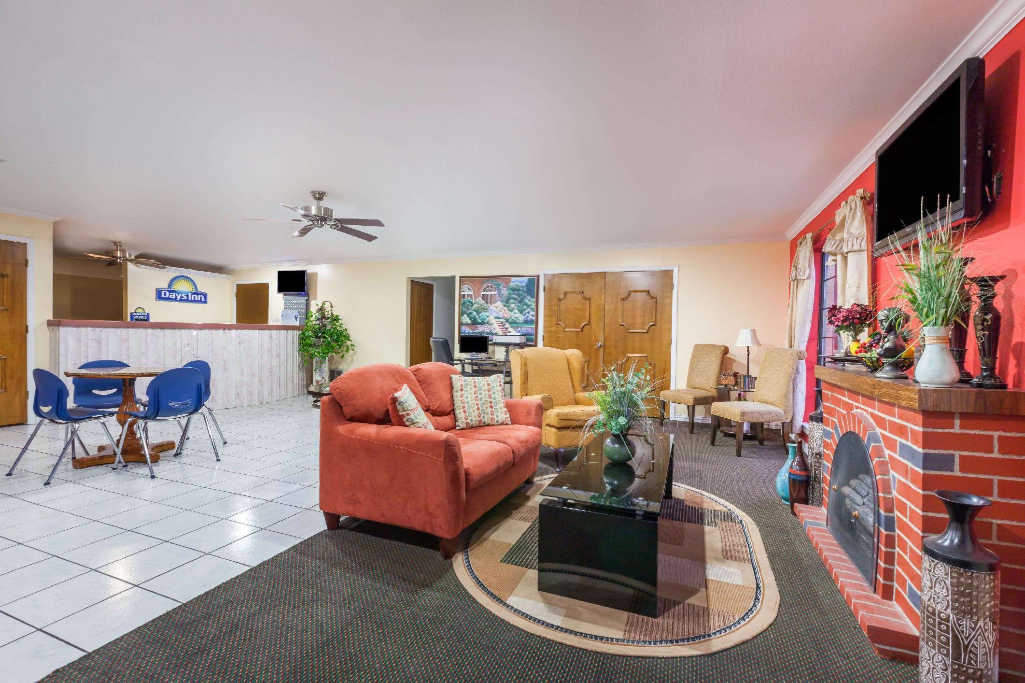 Days Inn & Suites By Wyndham - Canton First Monday Trade Days Экстерьер фото
