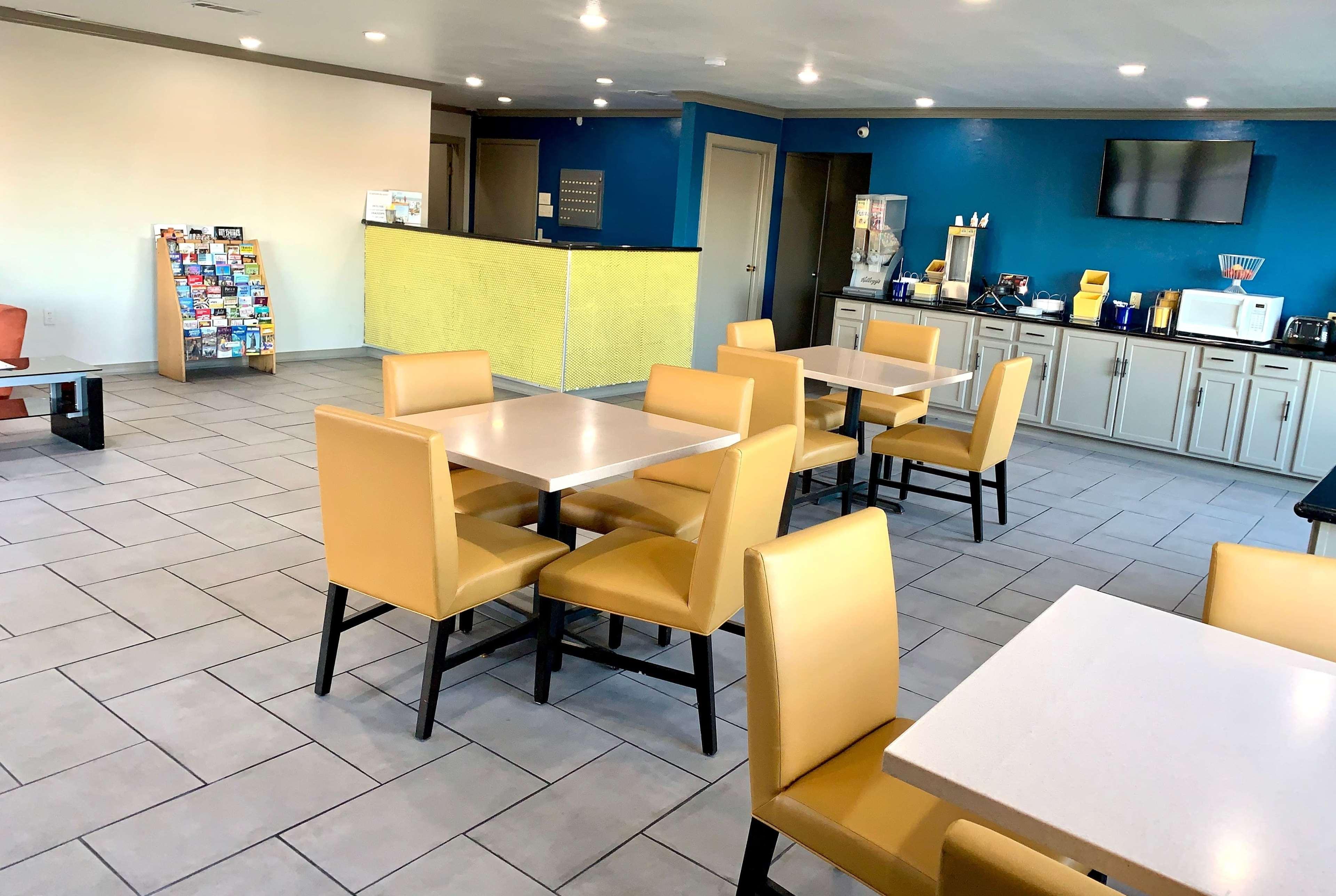 Days Inn & Suites By Wyndham - Canton First Monday Trade Days Экстерьер фото