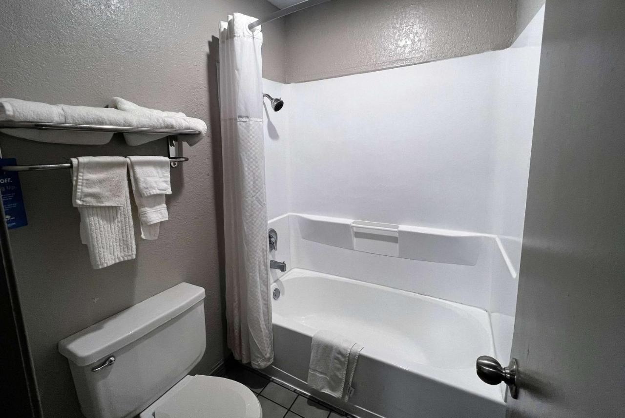 Days Inn & Suites By Wyndham - Canton First Monday Trade Days Экстерьер фото