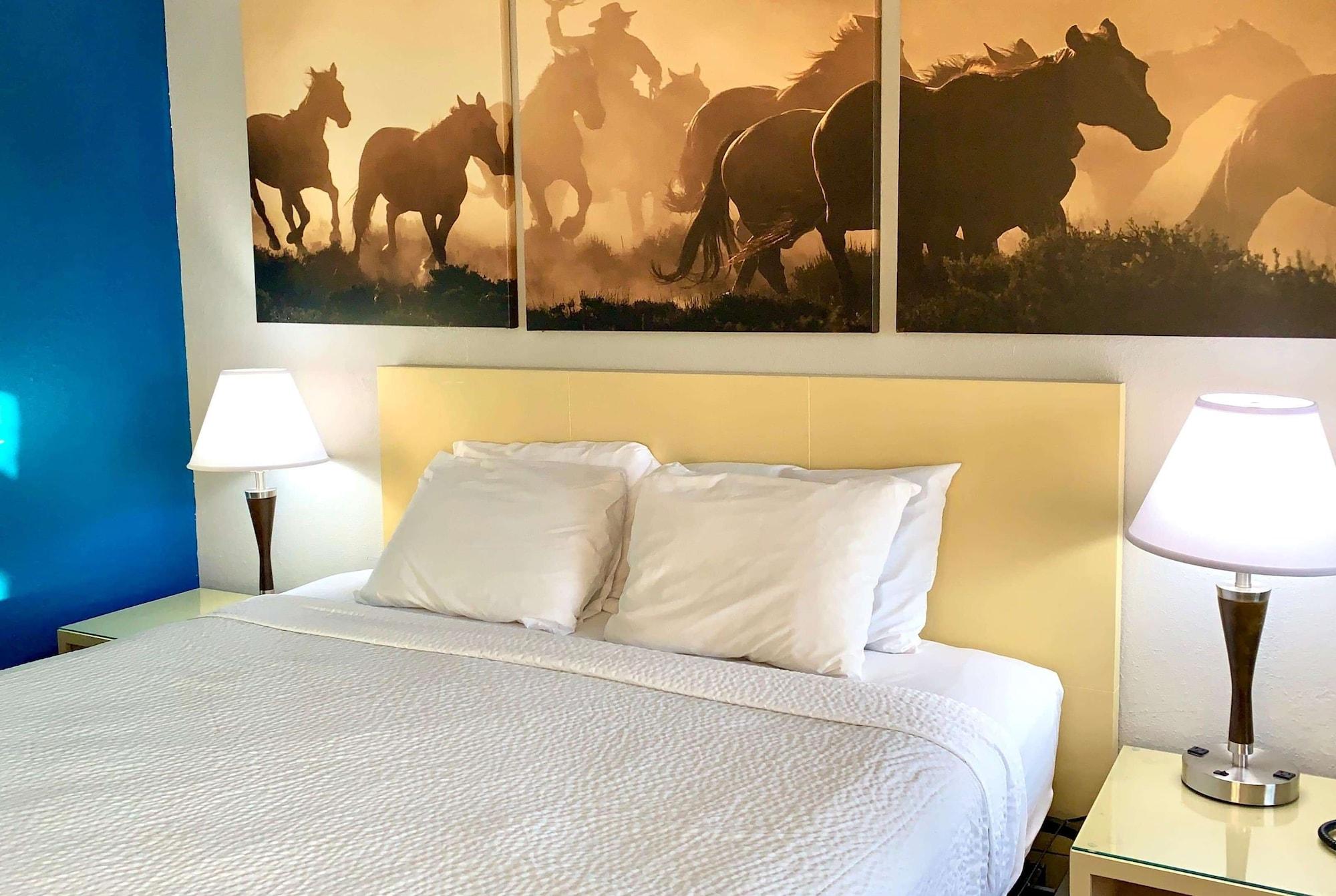 Days Inn & Suites By Wyndham - Canton First Monday Trade Days Экстерьер фото
