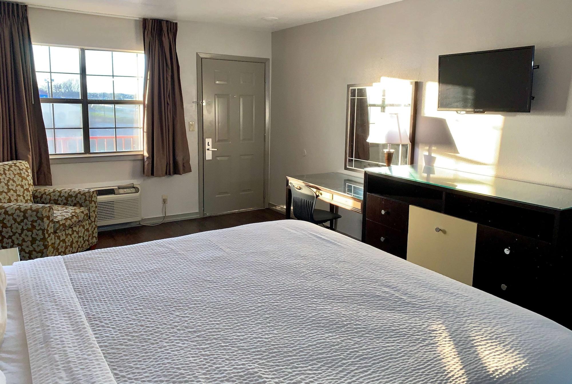 Days Inn & Suites By Wyndham - Canton First Monday Trade Days Экстерьер фото