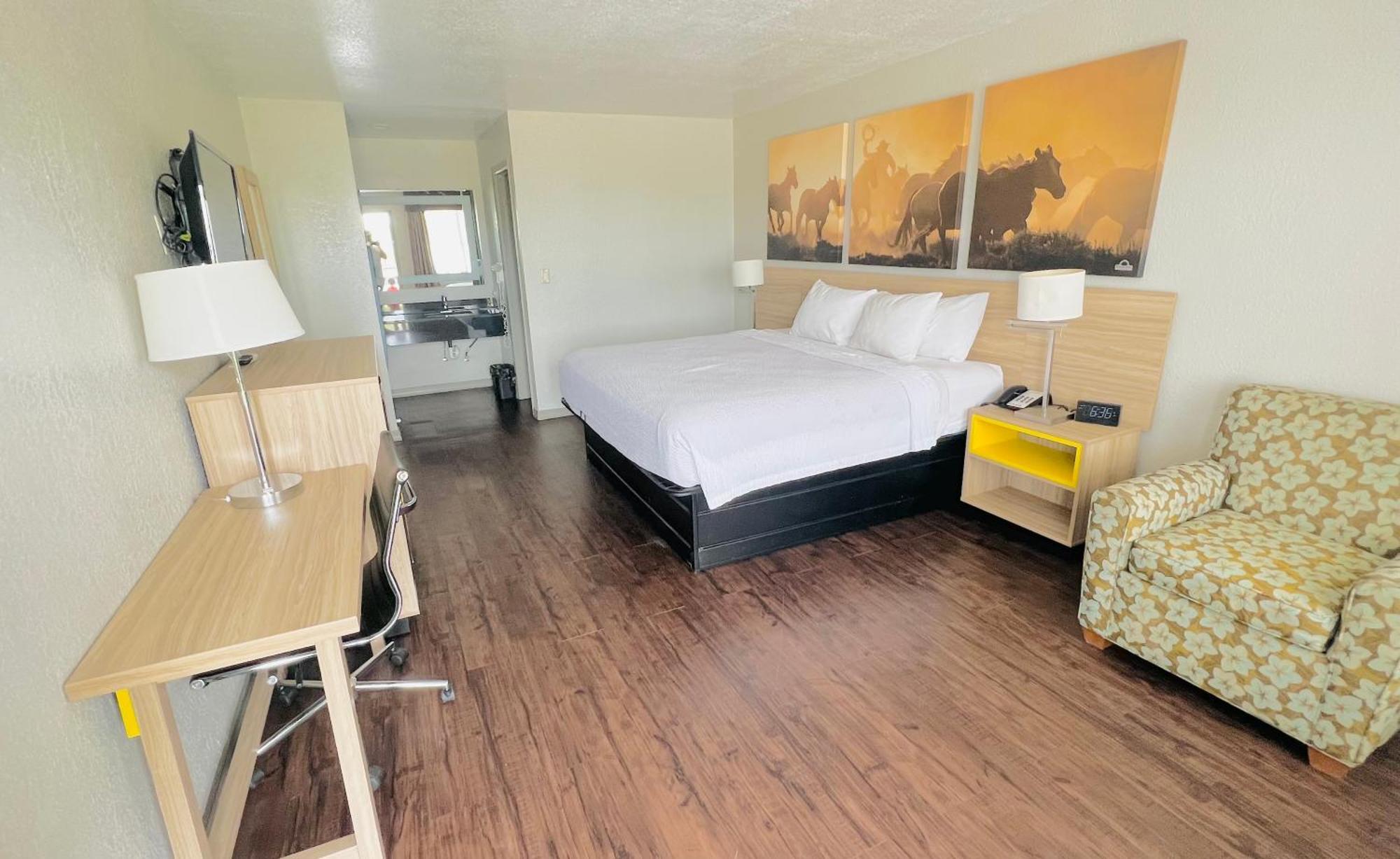 Days Inn & Suites By Wyndham - Canton First Monday Trade Days Экстерьер фото