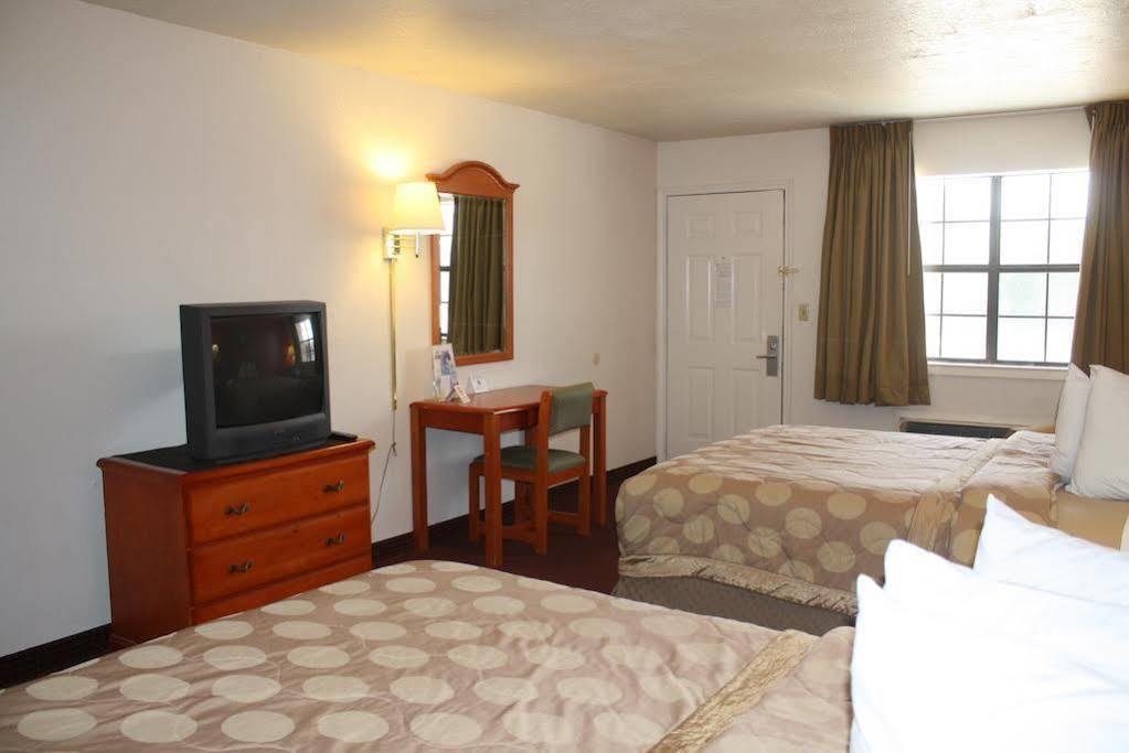 Days Inn & Suites By Wyndham - Canton First Monday Trade Days Экстерьер фото